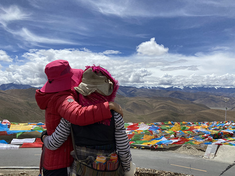 藏族卓玛给我们指-4座山峰